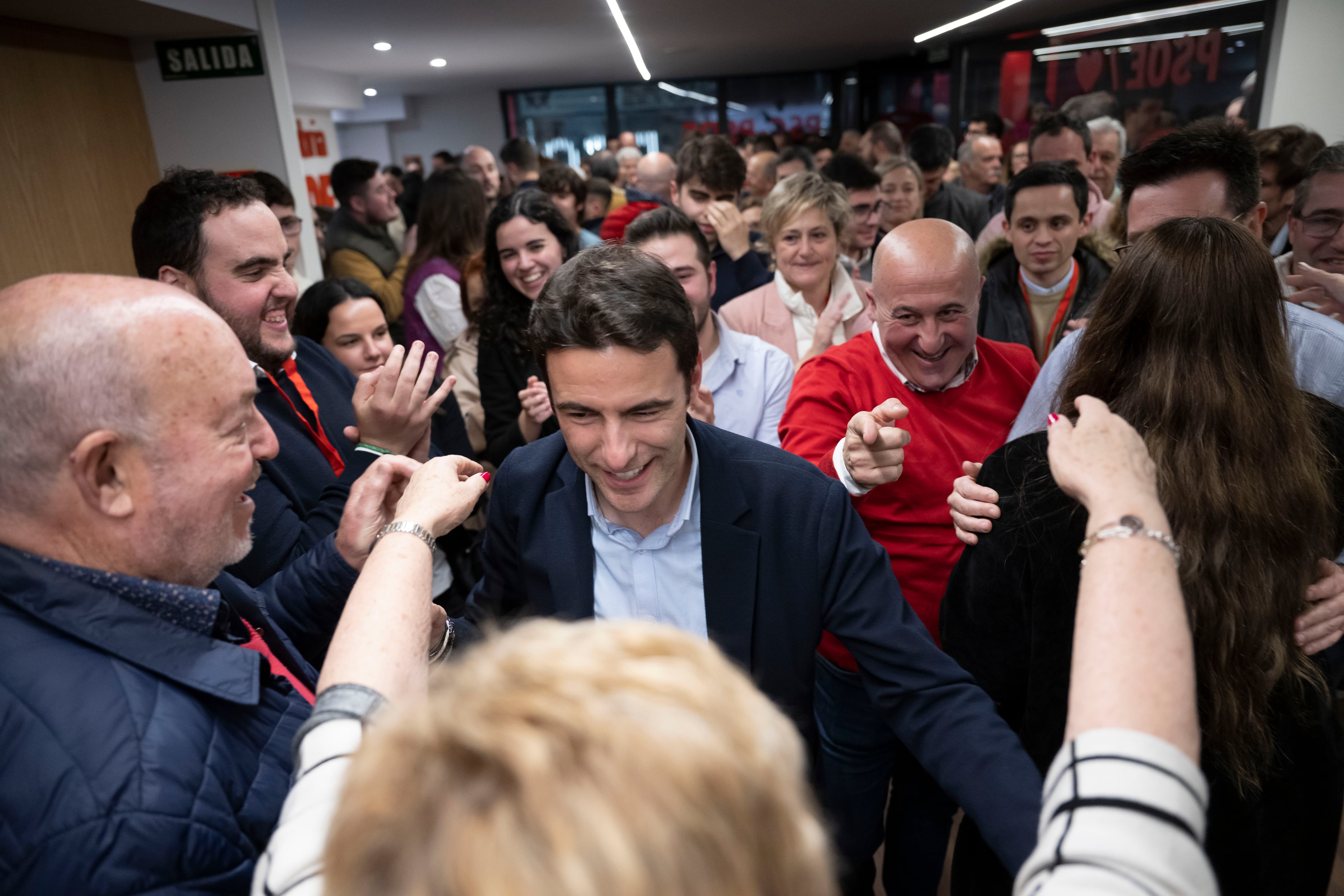 SANTANDER (CANTABRIA), 16/02/2025.- El ganador de las primarias a la Secretaría General del PSOE de Cantabria, Pedro Casares, celebra el triunfo junto a los militantes este domingo en Santander. EFE/Pedro Puente Hoyos
