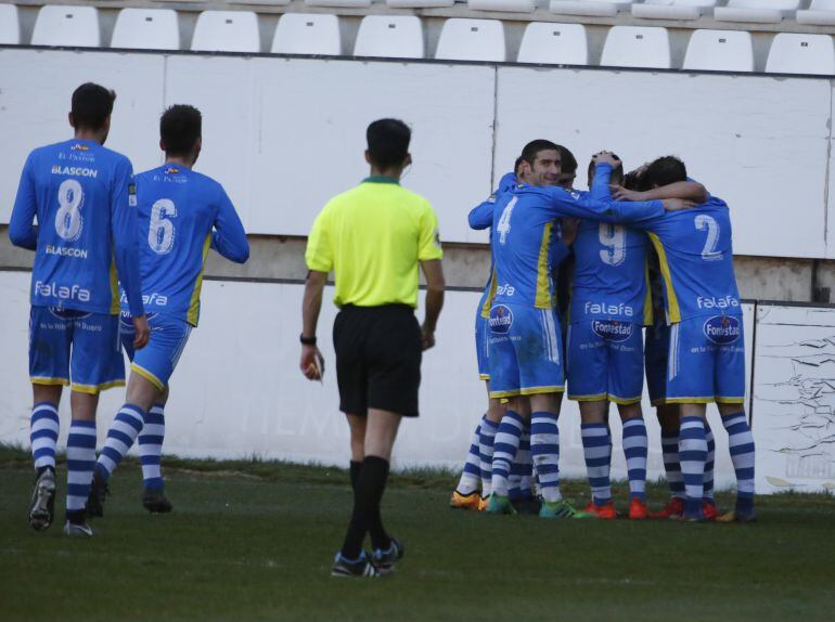 Los blanquiazules se abrazan para celebrar el tanto de Adeva.