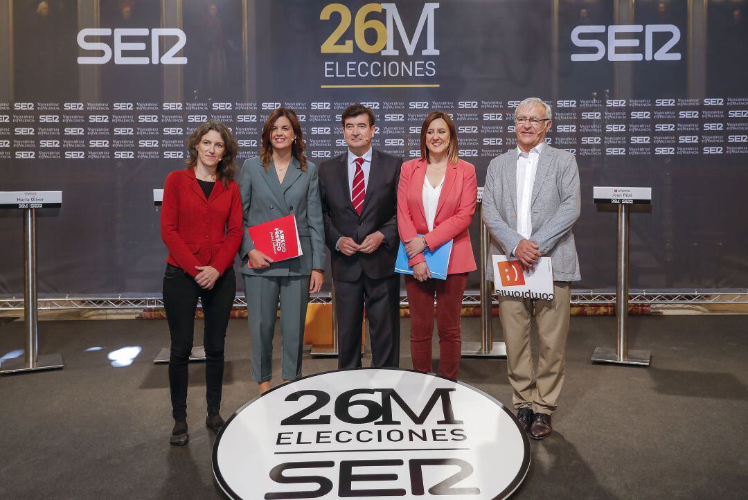 Los candidatos y candidatas a la alcaldía de Valencia, de izquierda a derecha, María Oliver (UP-EU), Sandra Gómez (PSPV-PSOE), Fernando Giner (Ciudadanos), María José Catalá (PP) y Joan Ribó (Compromís) en el debate celebrado por Radio Valencia - Cadena SER