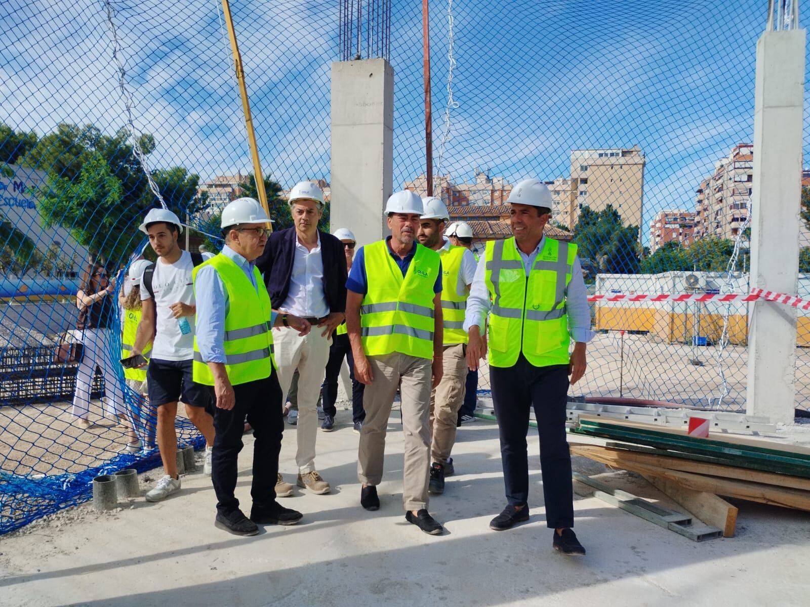 Visita de Mazón y Barcala a las obras del CEIP La Almadraba