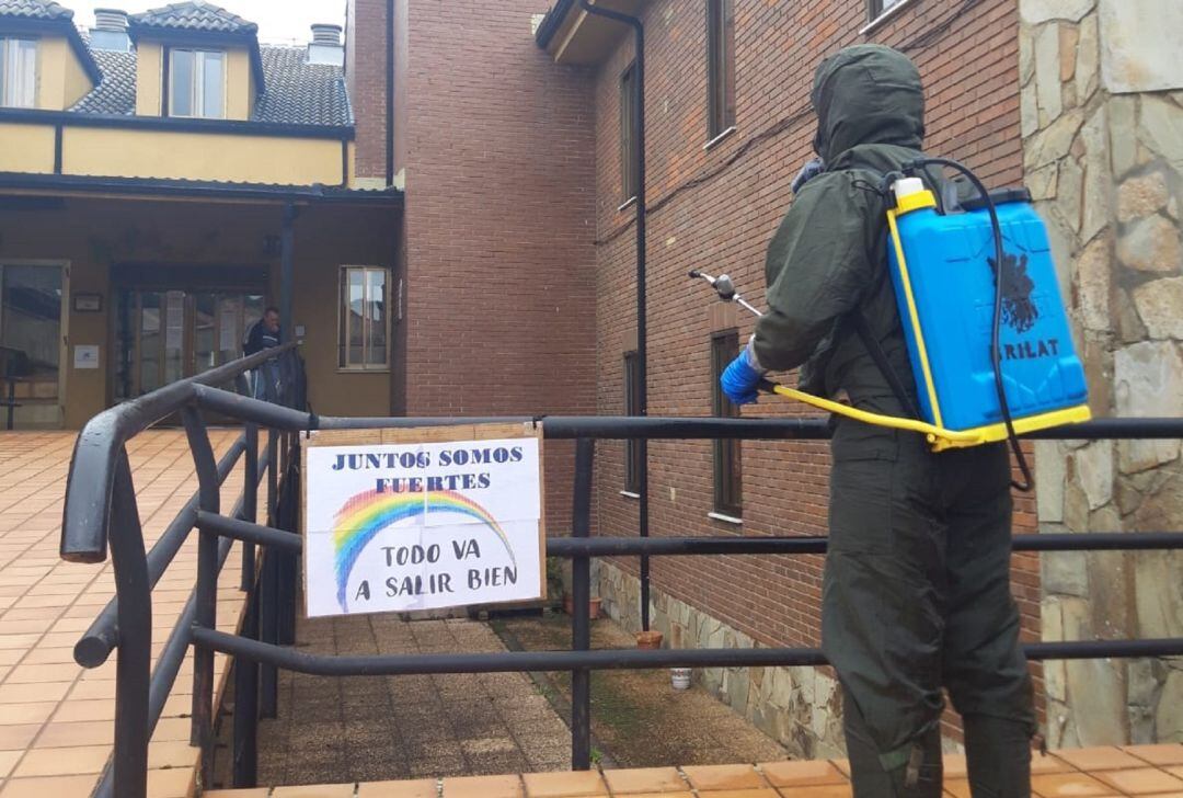 Miembro del ejército trabajando en la desinfección