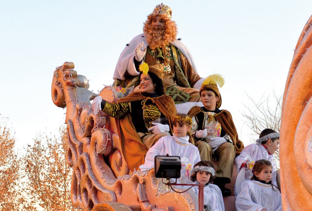 Las cabalgatas recorren las calles del sur de Madrid con la comitiva de los Reyes Magos