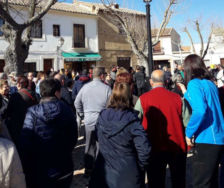 Los vecinos de Viso del Marqués, concentrados este miércoles