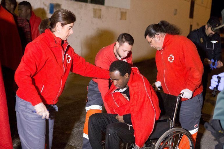 Cruz Roja atiende a los 55 inmigrantes que llegaron este Martes al Puerto de Motril