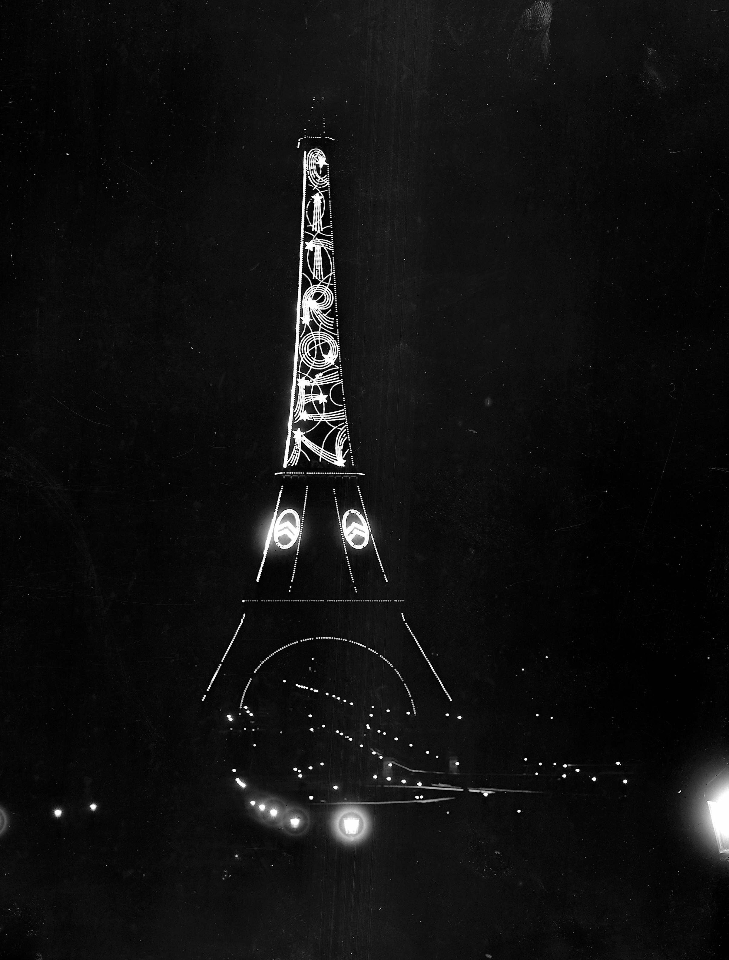 La Torre Eiffel iluminada con las letras de CItroën en 1925