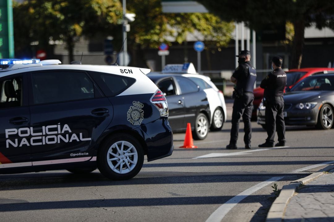 Dos agentes de la Policía Nacional durante un control policial en una calle de Móstoles, Madrid (España), a 7 de octubre de 2020