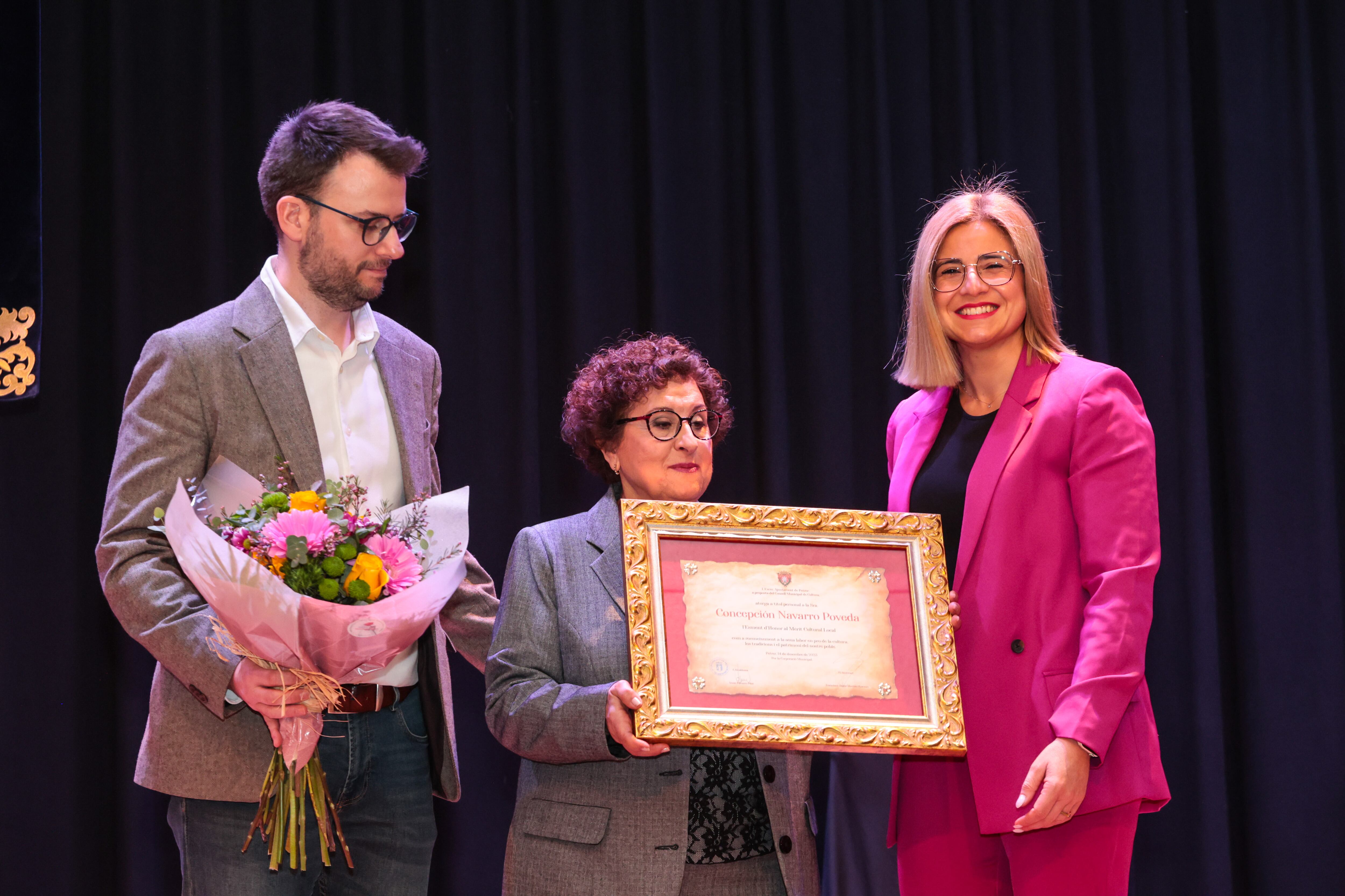 Concha Navarro recibe la Mención de Honor al Mérito Cultural de manos del Ayuntamiento de Petrer