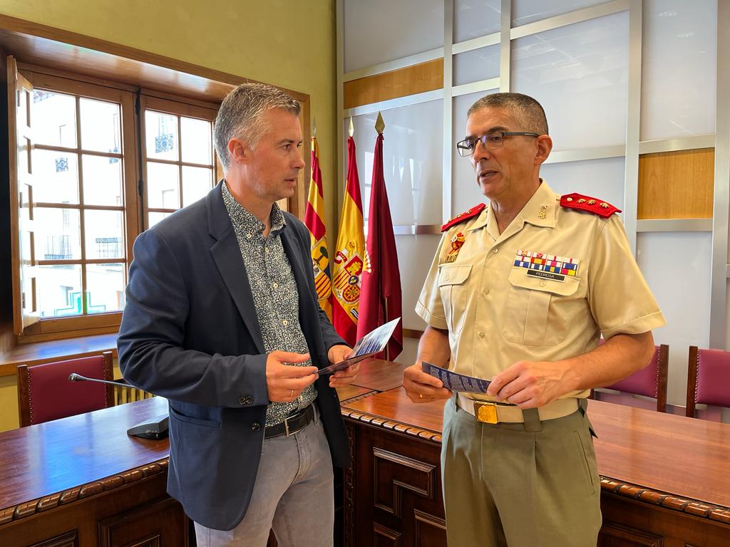 El alcalde de Jaca, Carlos Serrano, y el Coronel Pedrosa, director de los Cursos de Defensa, en la presentación de este martes en Jaca
