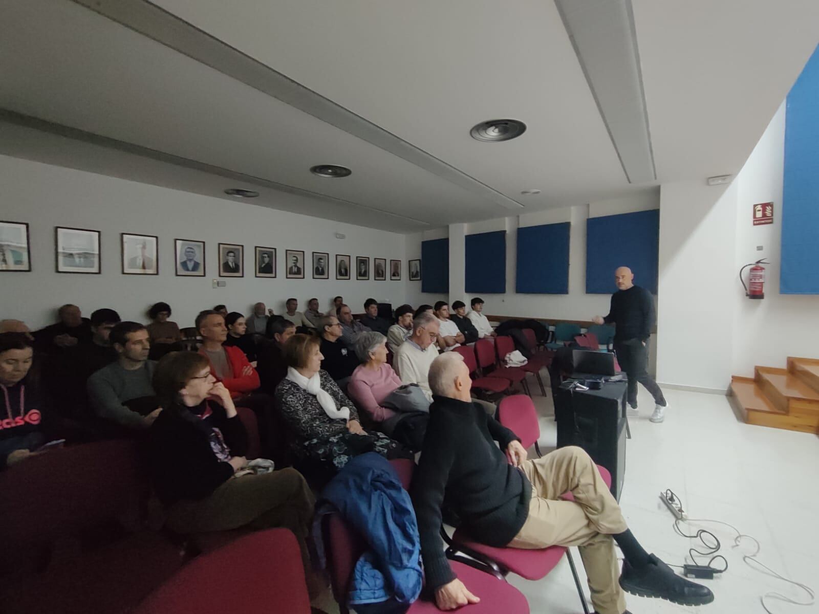 Dani Martínez fue protagonista de las jornadas sobre fútbol en Lalueza