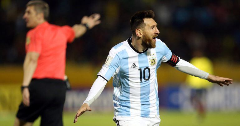 Leo Messi celebra uno de sus goles a Ecuador.