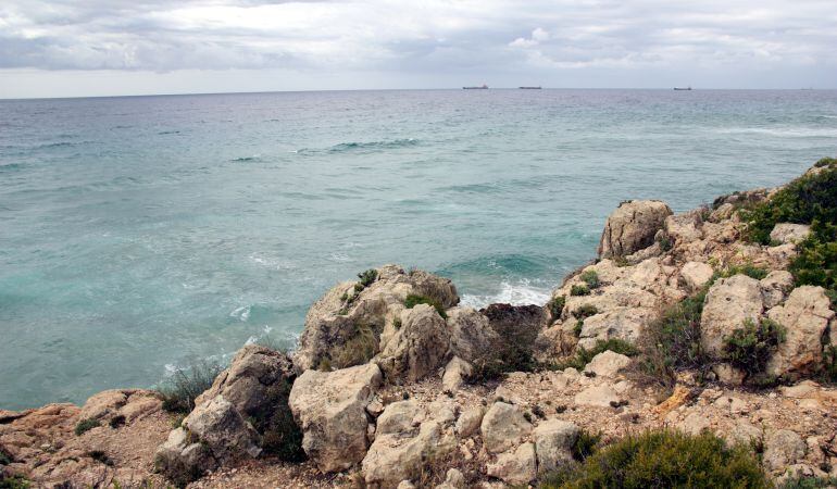 Saltar des de les roques a l'aigua és un comportament perillós.