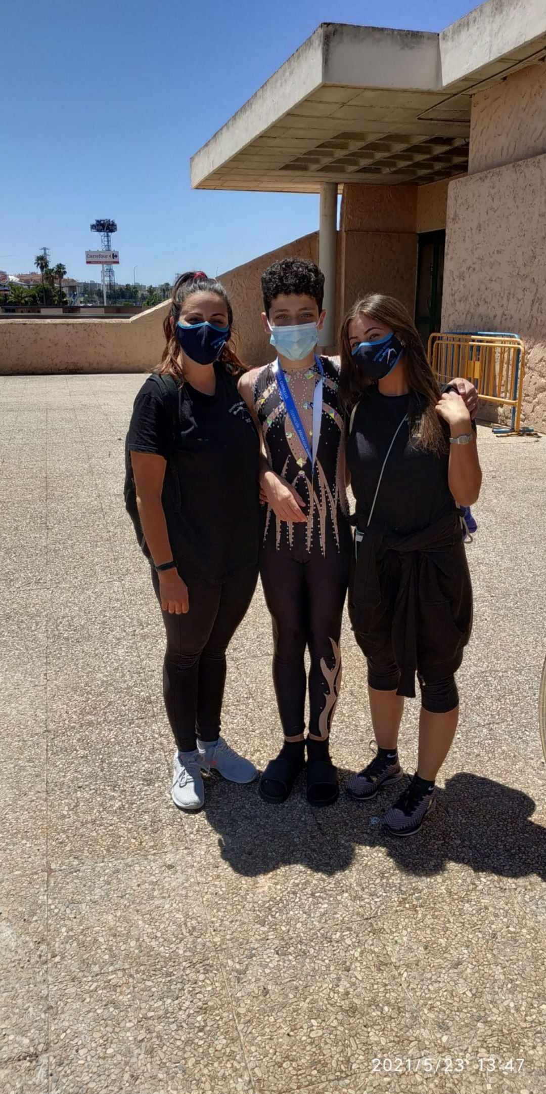 Christian Lara junto a sus entrenadoras Mar González y Elena Villaça