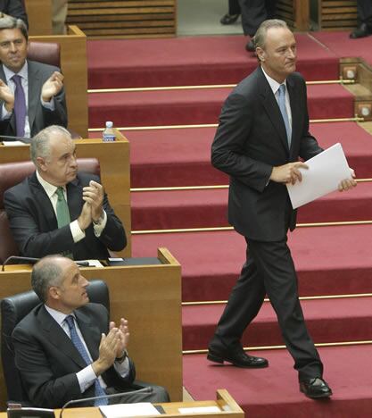 El candidato del PP a presidente de la Generalitat valenciana, Alberto Fabra, se dirige a la tribuna de oradores en el debate de investidura