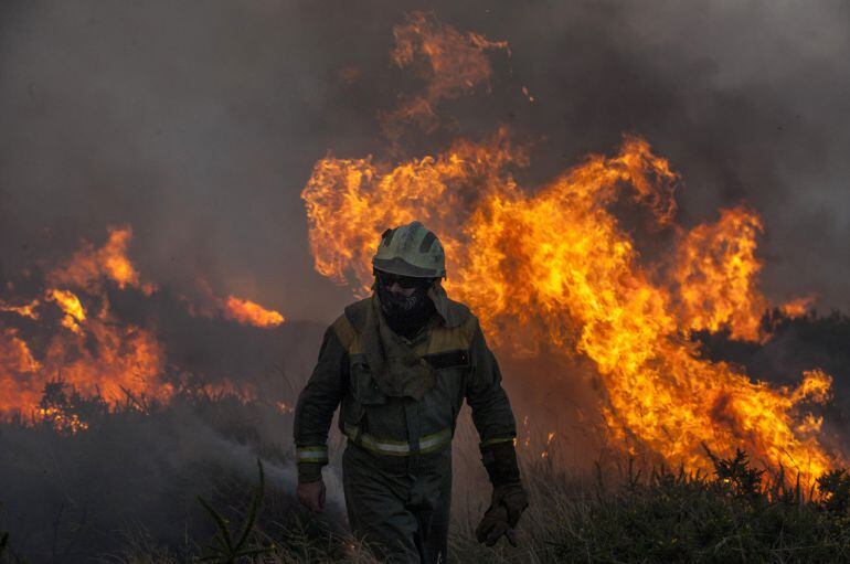 Un brigadista durante las labores de extinción en el incendio forestal declarado en Nogueira de Ramuín, Ourense, que, en base a las primeras estimaciones, afecta a una superficie superior a las 50 hectáreas