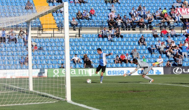 David Mainz en el momento de lograr el segundo gol