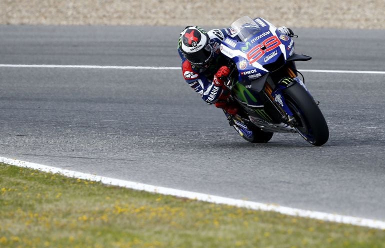 GRA415. JEREZ (CÁDIZ), 22/04/2016. El piloto español de MotoGP Jorge Lorenzo (Movistar Yamaha Motogp), durante la primera tanda de entrenamientos libres del Gran Premio de España de Motociclismo que se disputa el próximo domingo en el circuito de Jerez. E