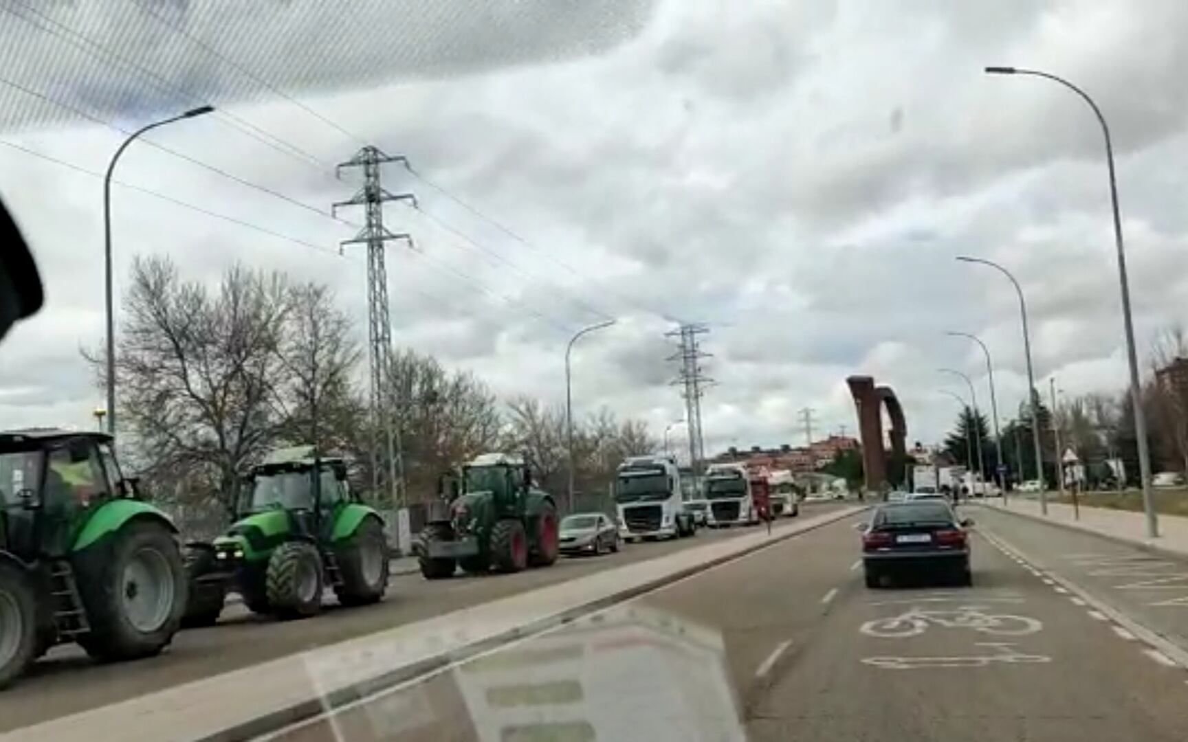 Camiones y tractores protestan en el Vial de Palencia por los precios del combustible