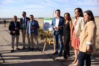 El alcalde, José María Bellido, y la consejera, Rocío Díaz, y el resto de autoridades en el plan O4 en Huerta de Santa Isabel.
