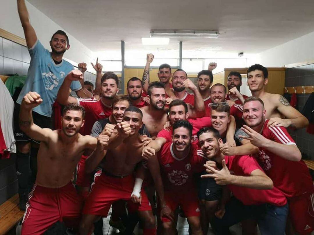 El conjunto vallero celebrando la victoria frene al Castellonense esta temporada