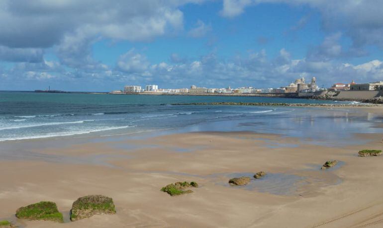 Imagen de Cádiz desde la playa de Santa María del Mar