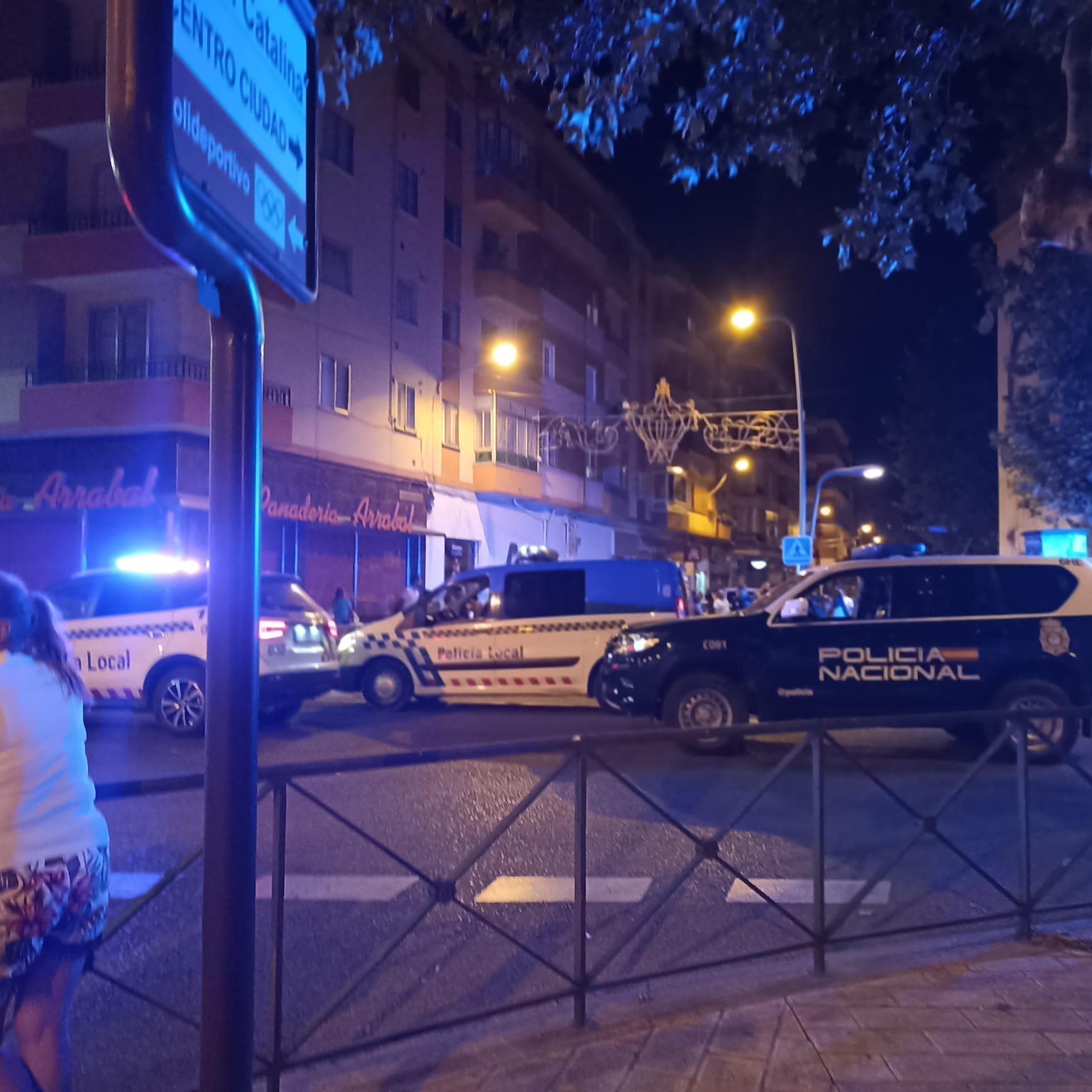 Varias dotaciones policiales se personaron en el cruce entre la calle Pizarro y Avenida de Burgos