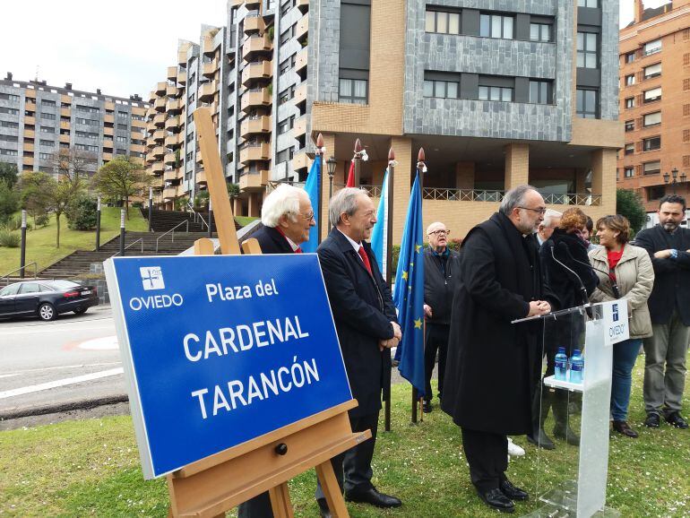 El azobispo de Oviedo durante su intervención en el acto de inauguración de la plaza del cardenal Tarancón. A su lado, el alcalde de Oviedo, Wenceslao López y el Padre Ángel