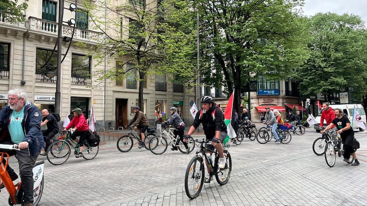 Bilbao acoge la XVIII marcha ciclista contra el gasto militar y la industria armamentística