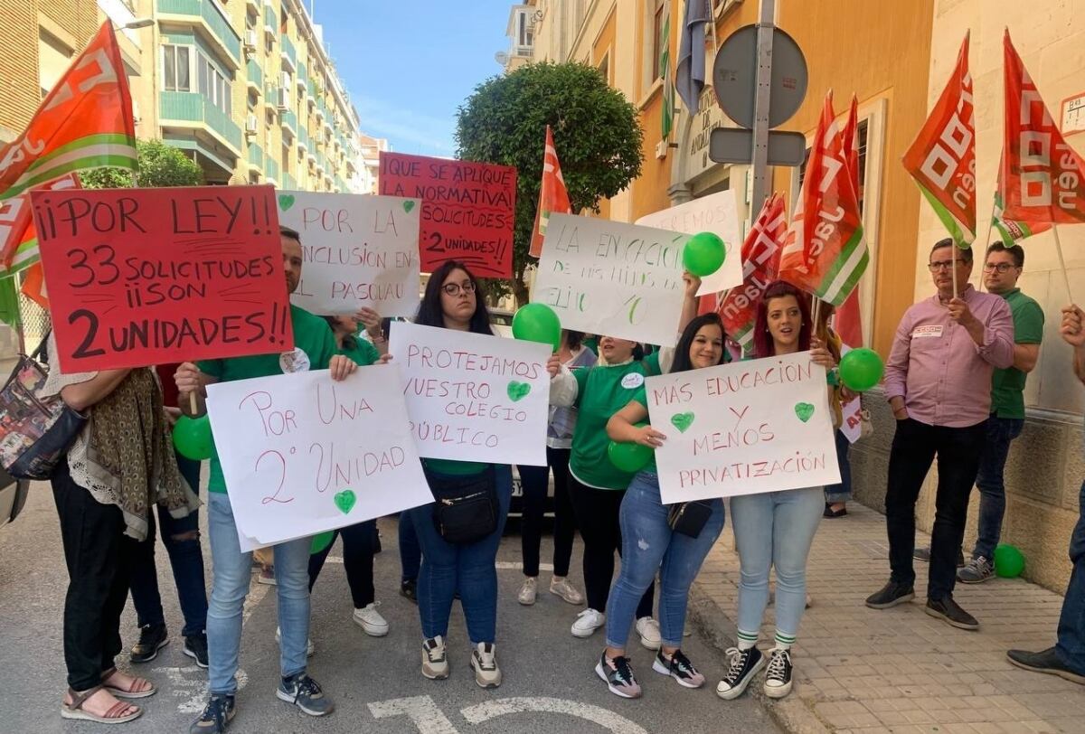 Los padres y madres del CEIP Juan Pasquau durante las protestas del 21 de abril ante la Delegación de Educación