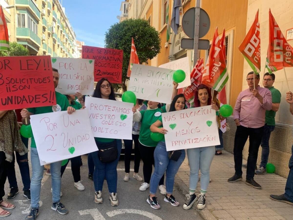 El AMPA del Juan Pasquau se concentra ante la Delegación de Educación en Jaén