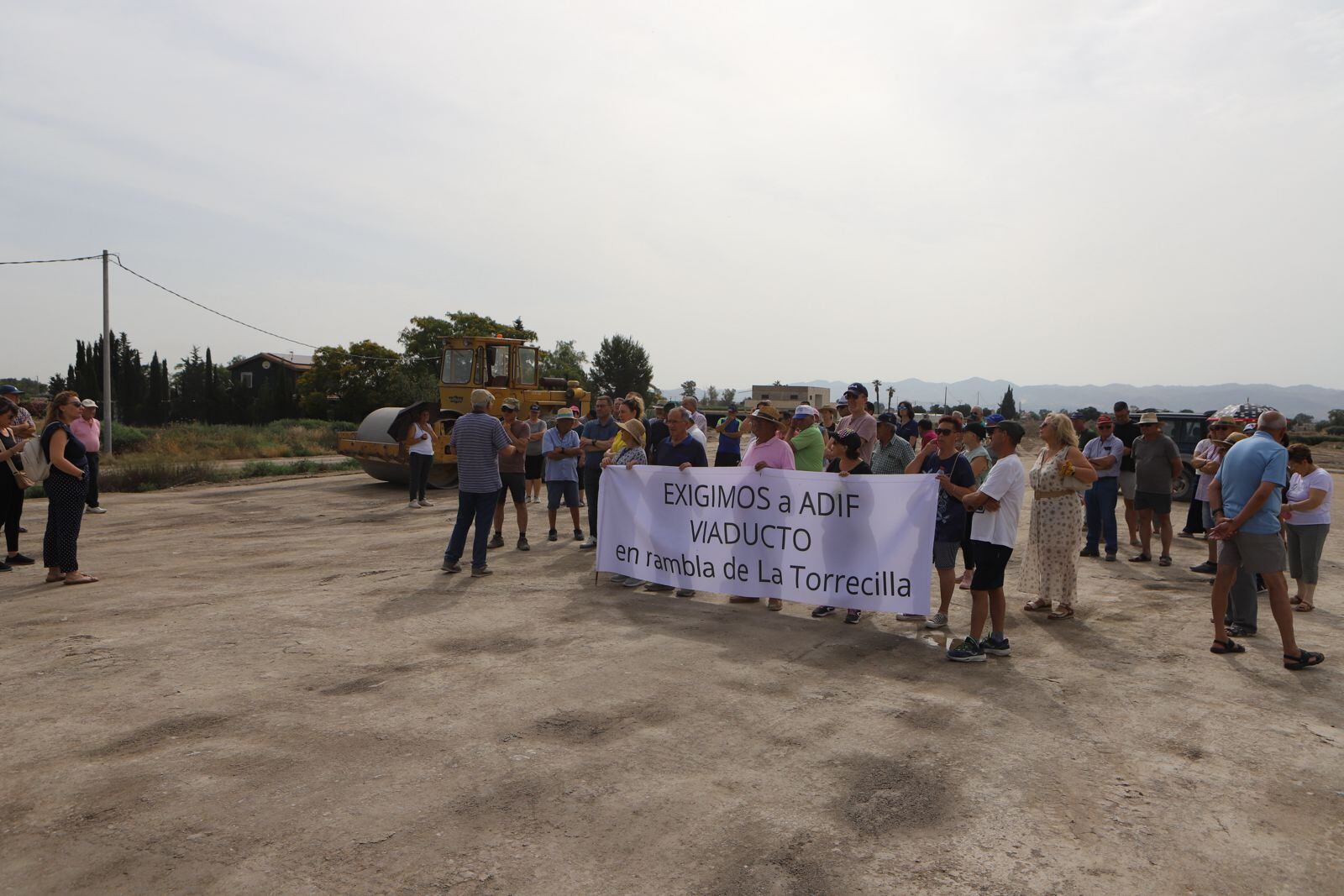Vecinos de Torrecilla exigen a ADIF la construcción de un viaducto en la rambla de esta pedanía