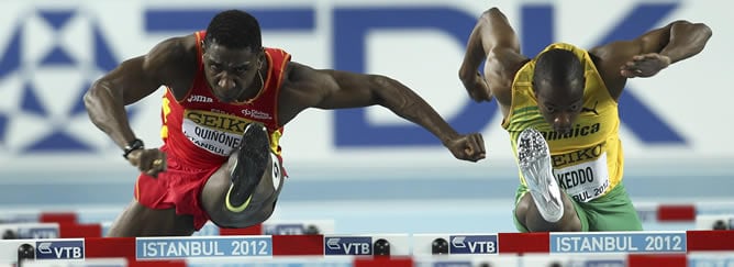 El atleta español Jackson Quiñónez (izq) y el jamaicano Eric Keddo compiten en una de las series clasificatorias de los 60m vallas de los Campeonatos del Mundo de atletismo en pista cubierta disputados en el estadio Atakoy Arena de Estambul