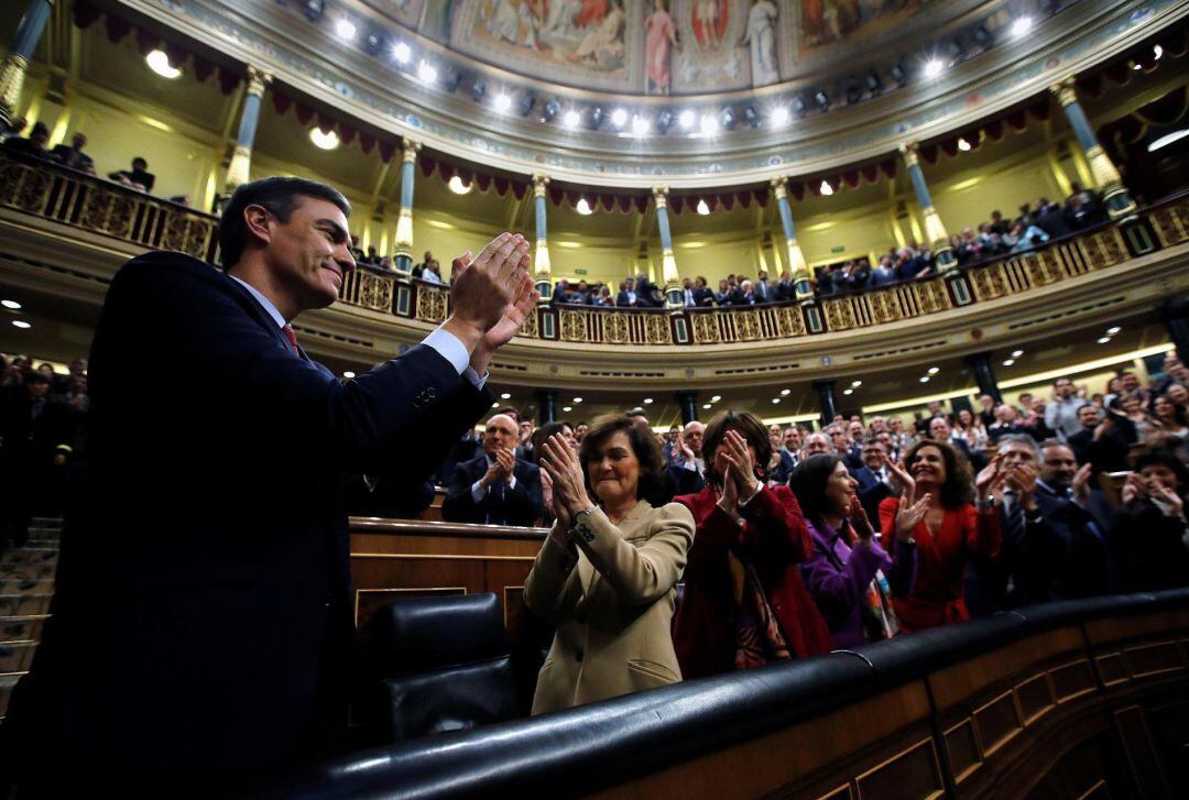 El candidato socialista Pedro Sánchez, que logró este martes la confianza del Congreso para un nuevo mandato como presidente del Gobierno, al lograr una estrecha mayoría de 167 votos a favor, 165 en contra y 18 abstenciones, aplaudido en el hemiciclo.