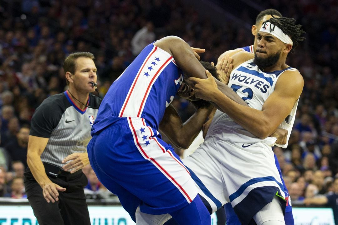 Joel Embiid y Karl-Anthony Towns durante la pelea.