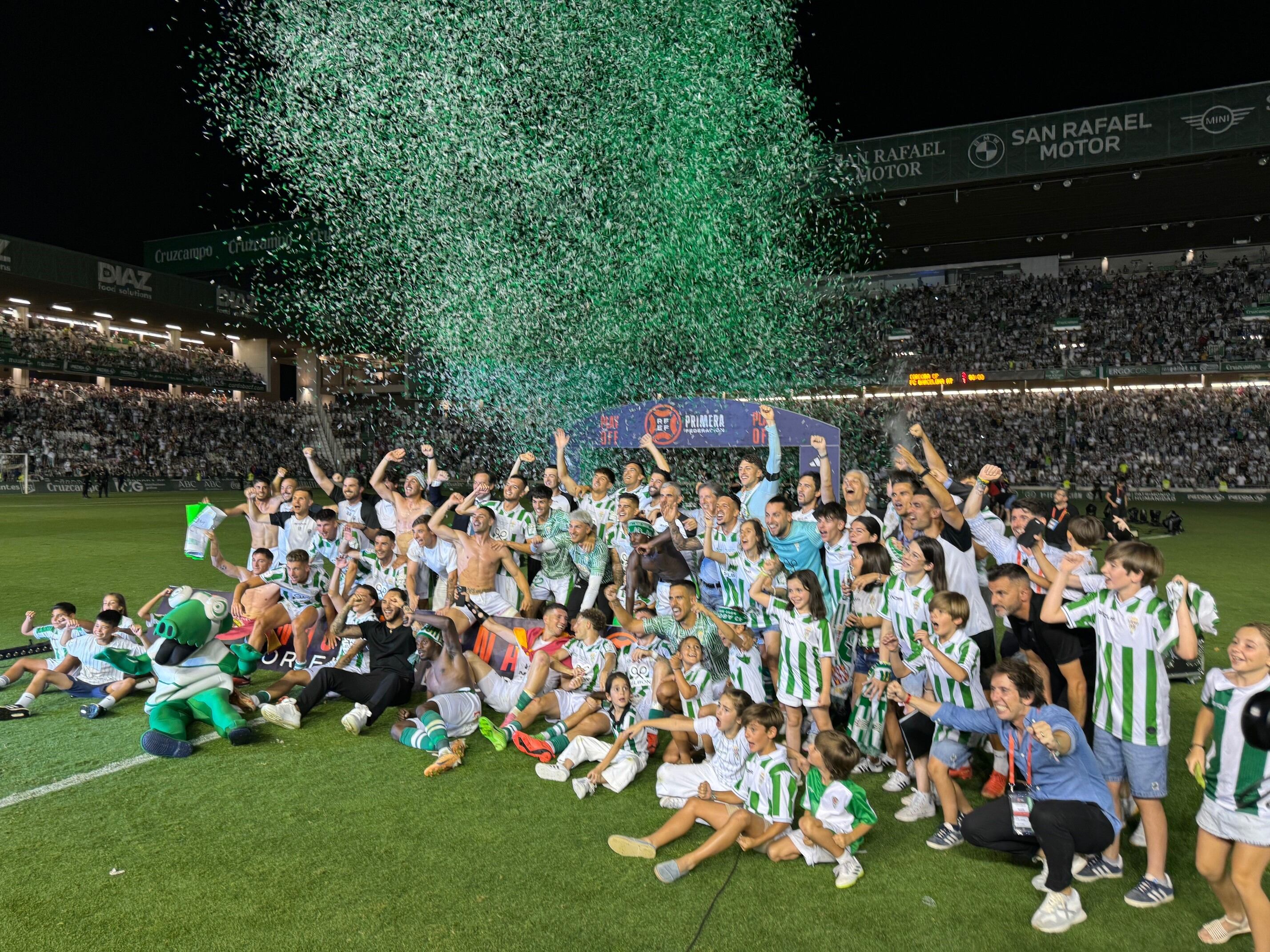 Los jugadores celebraron el ascenso