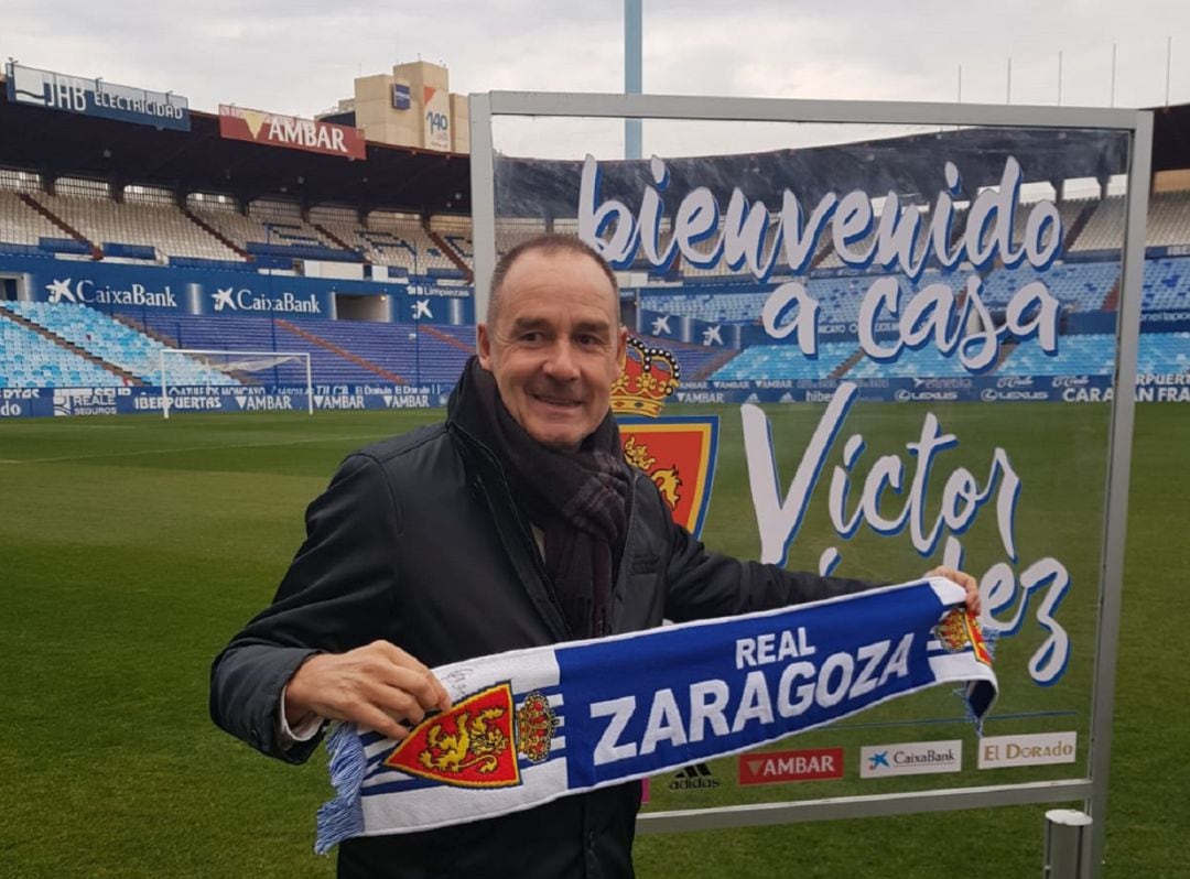 Víctor Fernández ha posado con la bufanda del Real Zaragoza antes de su presentación oficial