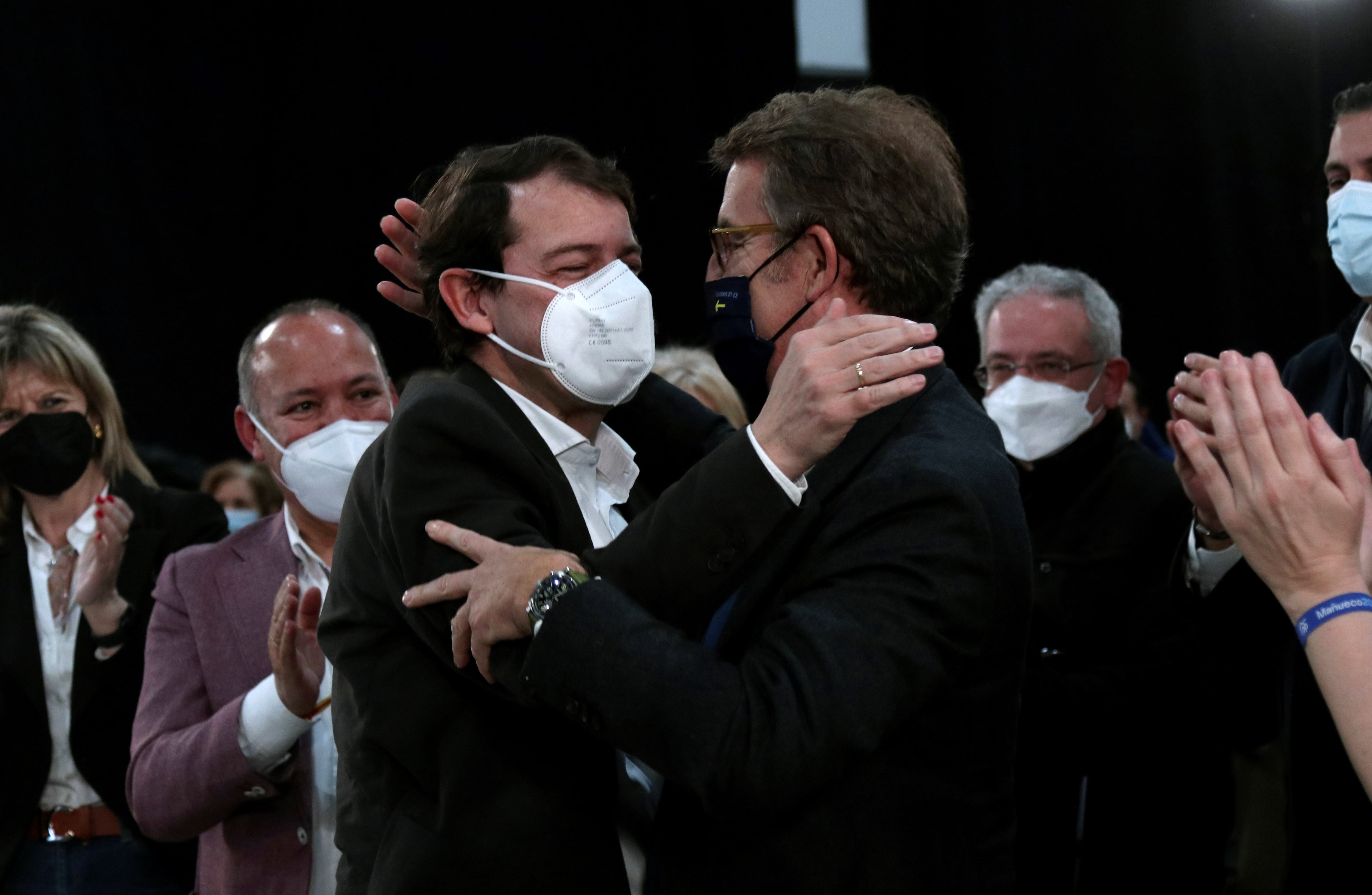 El candidato del Partido Popular de Castilla y León a las elecciones autonómicas del 13 de febrero, Alfonso Fernández Mañueco (i) y el presidente del PP de Galicia, Alberto Núñez Feijoó, durante el mitin electoral celebrado este sábado en Zamora.