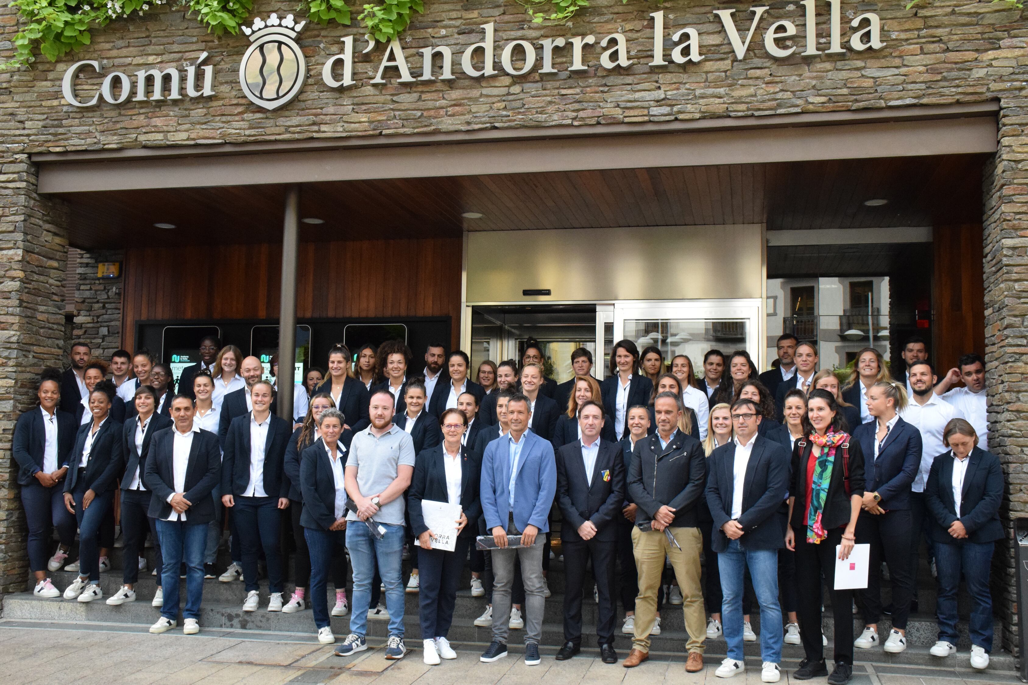 La selecció femenina francesa de rugbi en la recepció al comú d'Andorra la Vella.