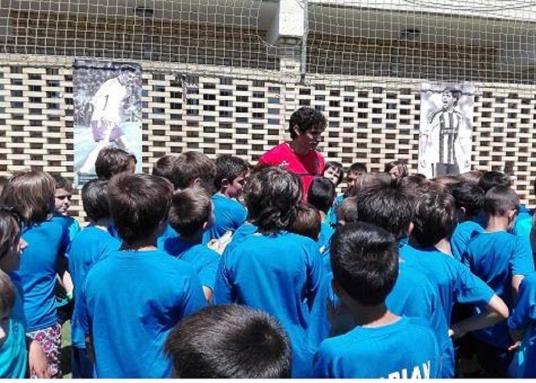 Jesús Vallejo durante su visita al campus de verano del Real Zaragoza en la Ciudad Deportiva
