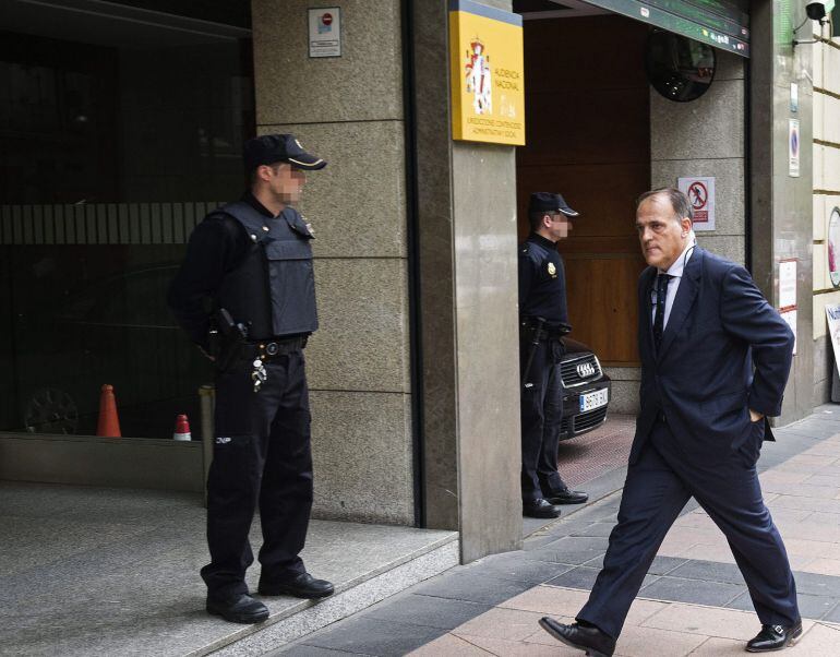 GRA395. MADRID, 08/05/2015.- El presidente de la Liga de Fútbol Profesional, Javier Tebas, a su llegada a la Audiencia Nacional, donde ha presentado una demanda contra la Asociación de Futbolistas Españoles (AFE), porque entiende que la huelga convocada por esta "es ilegal" ya que "no se ha incumplido nada del convenio colectivo". EFE/Luca Piergiovanni