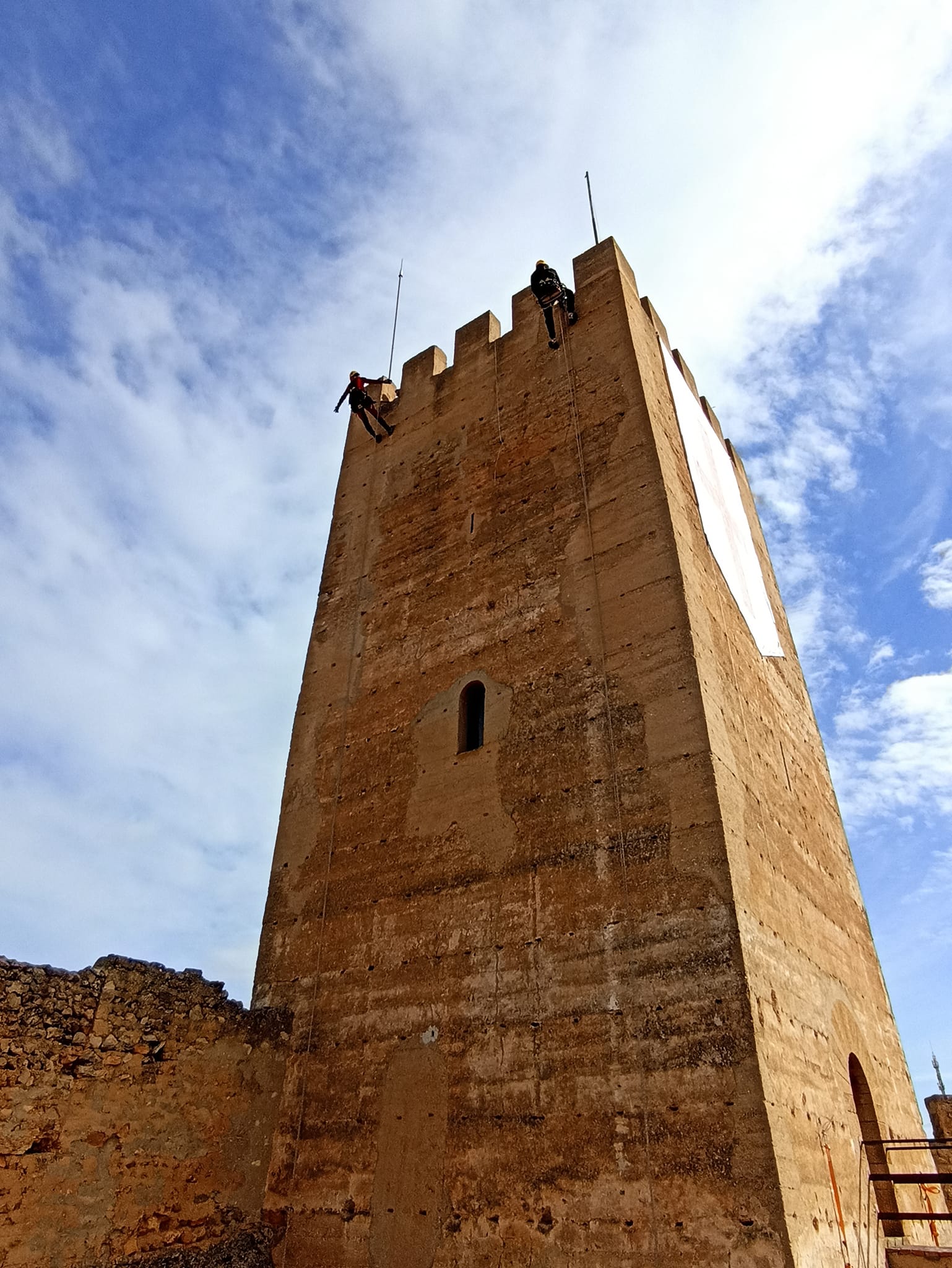 El Castillo de Banyeres ya anuncia las fiestas