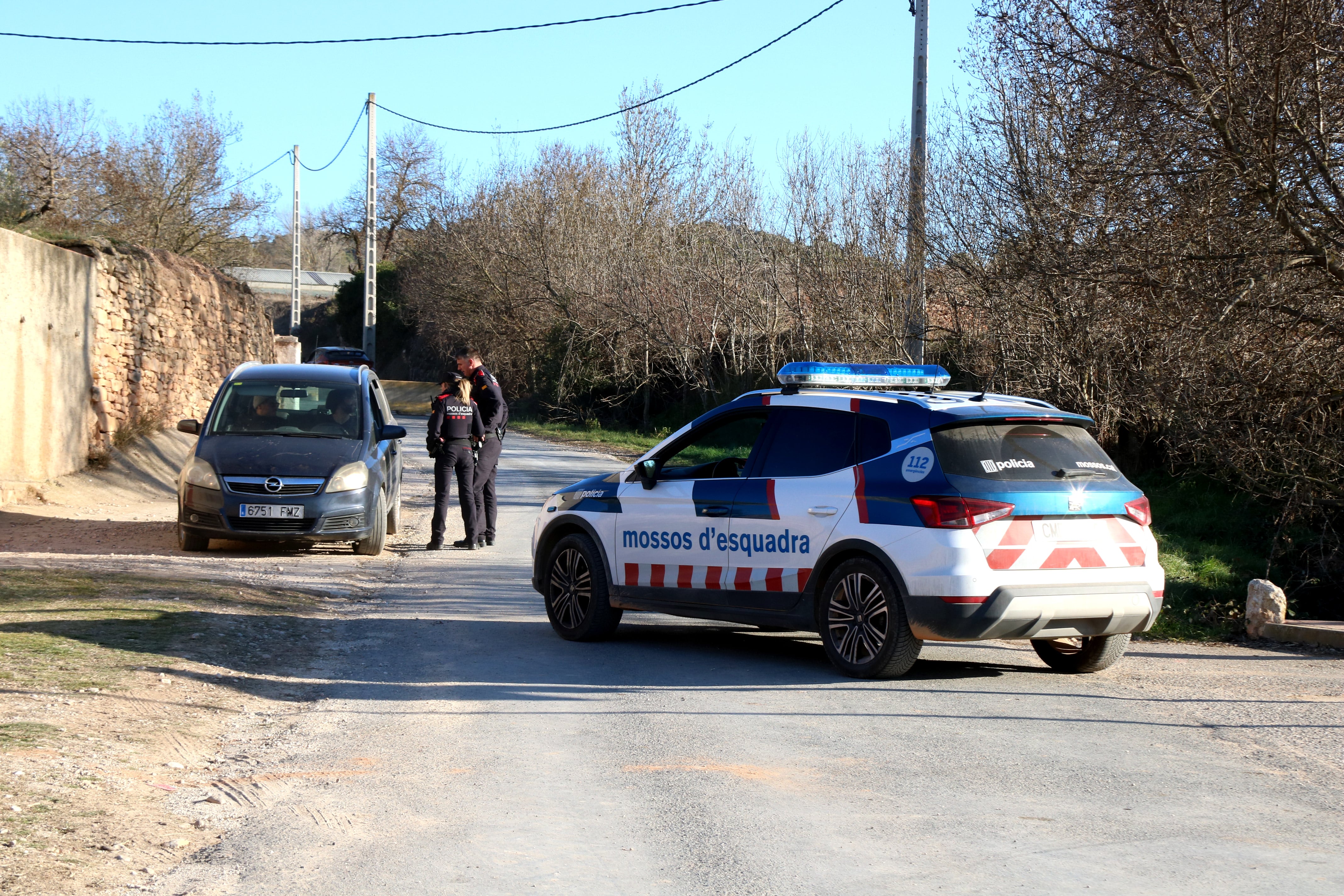 Agentes de los Mossos d&#039;Esquadra hablando con un conductor en uno de los controles realizados en Sarral para evitar que más personas accedieran a la fiesta ilegal