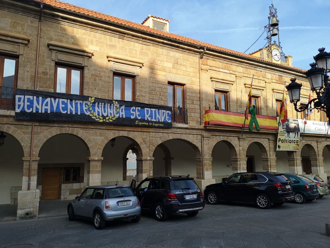 Pancarta colocada en la balconada del Ayuntamiento de Benavente