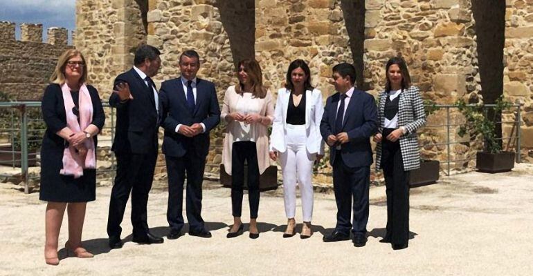 La presidenta de la Junta, Susana Díaz (centro), acompañada del delegado del gobierno, Antonio Sanz, junto a autoridades provinciales y locales.