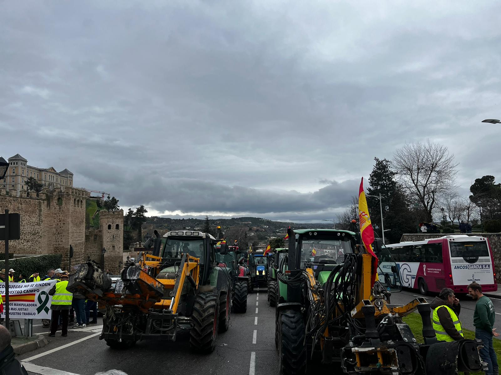 Unos 300 tractores han bloqueado la ciudad de Toledo