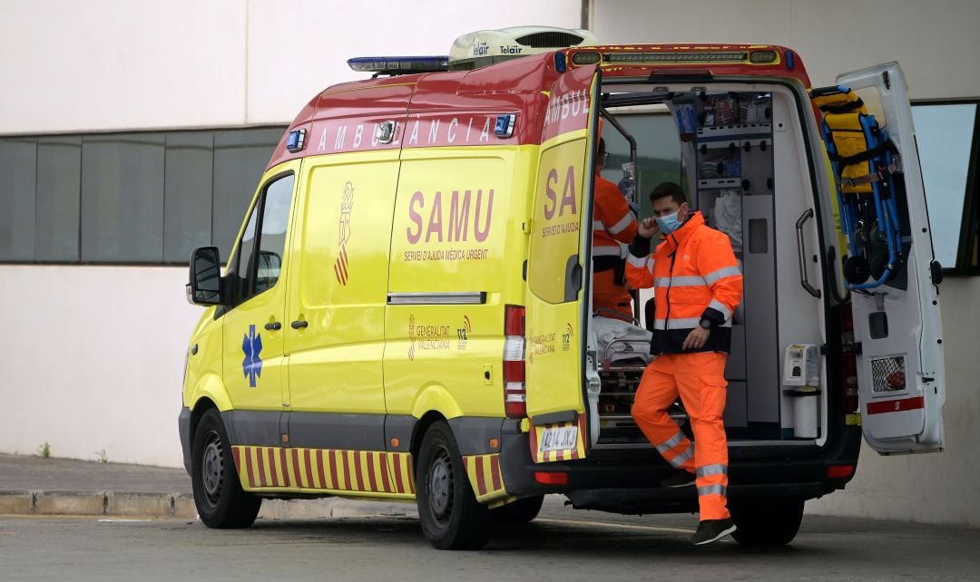 Dos sanitarios preparan una ambulancia del SAMU en València durante el estado de alarma. 