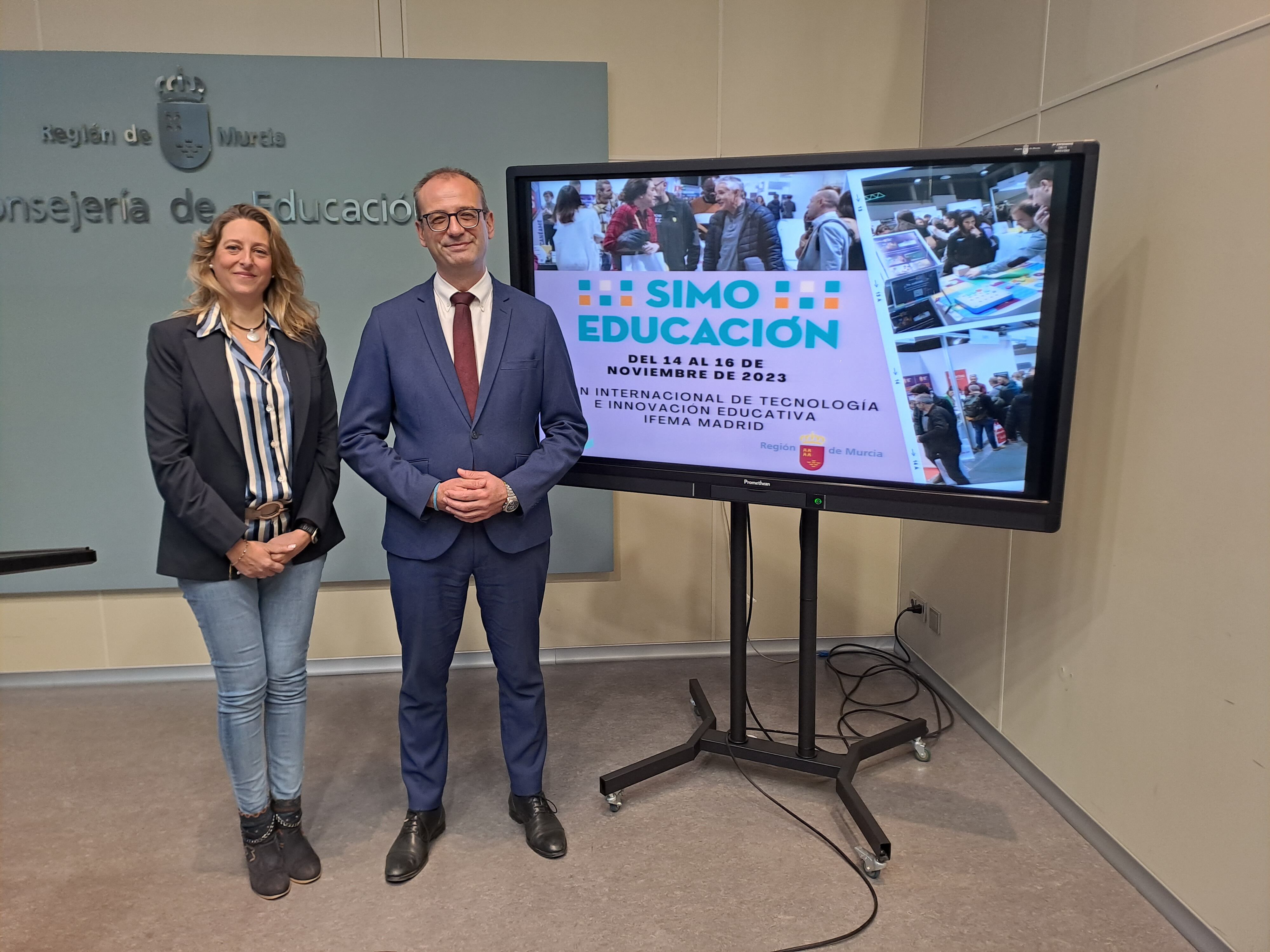 El consejero de Educación, Formación Profesional y Empleo, Víctor Marín, y la directora general de Recursos Humanos, Planificación Educativa e Innovación, Carmen Balsas, presentaron la participación de la Región en el Salón internacional de tecnología e innovación educativa (Simo)