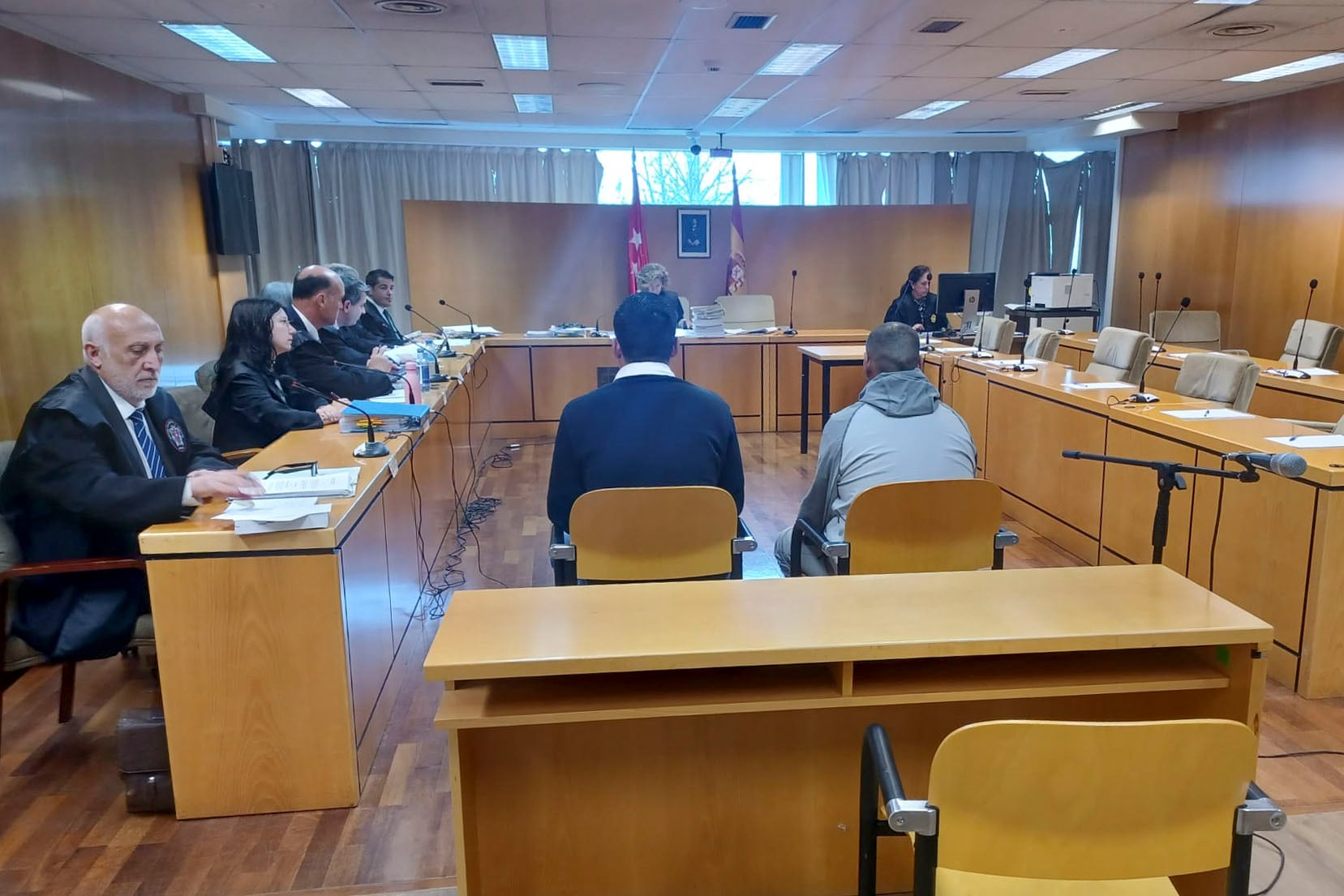 MADRID, 07/04/2026.- Uno de los dos conductores acusados por el pique que protagonizaron el 25 de julio de 2021 en los túneles de la M-30 de Madrid, que causó la muerte de un tercero, manifestará en el juicio su arrepentimiento, pero estima que cometió una imprudencia grave sin intención de provocar dicho fallecimiento. Así lo ha adelantado el abogado de este acusado, R.M.F., en las cuestiones preliminares del juicio con jurado que ha comenzado este martes en la Audiencia Provincial de Madrid, en el que el fiscal ha informado de que pide en sus conclusiones provisionales 15 años de prisión para ambos procesados. EFE/Carlos Navalón