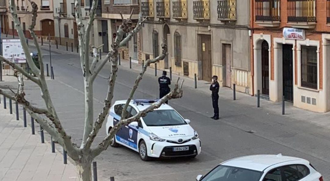 Una patrulla de la Policía Local de La Solana patrullando las calles para velar por el cumplimiento del Estado de Alarma 