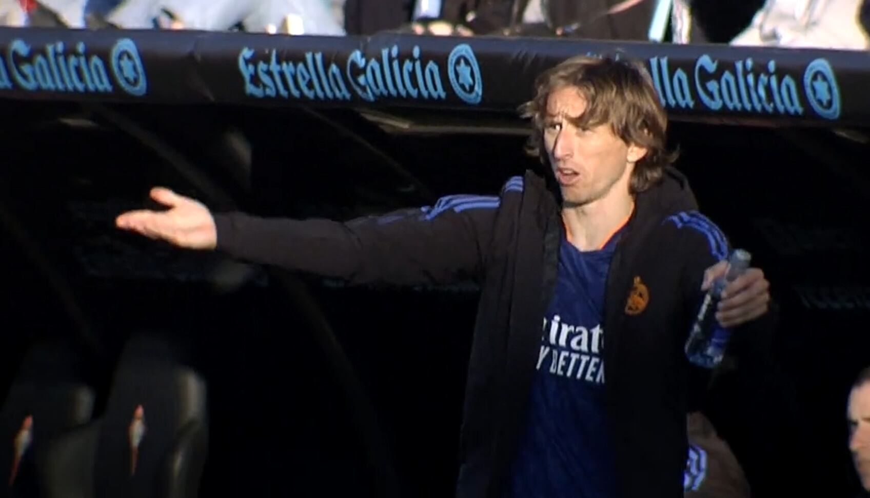 Luka Modric, en Balaídos, dirigiendo desde el banquillo (Foto: Movistar+)