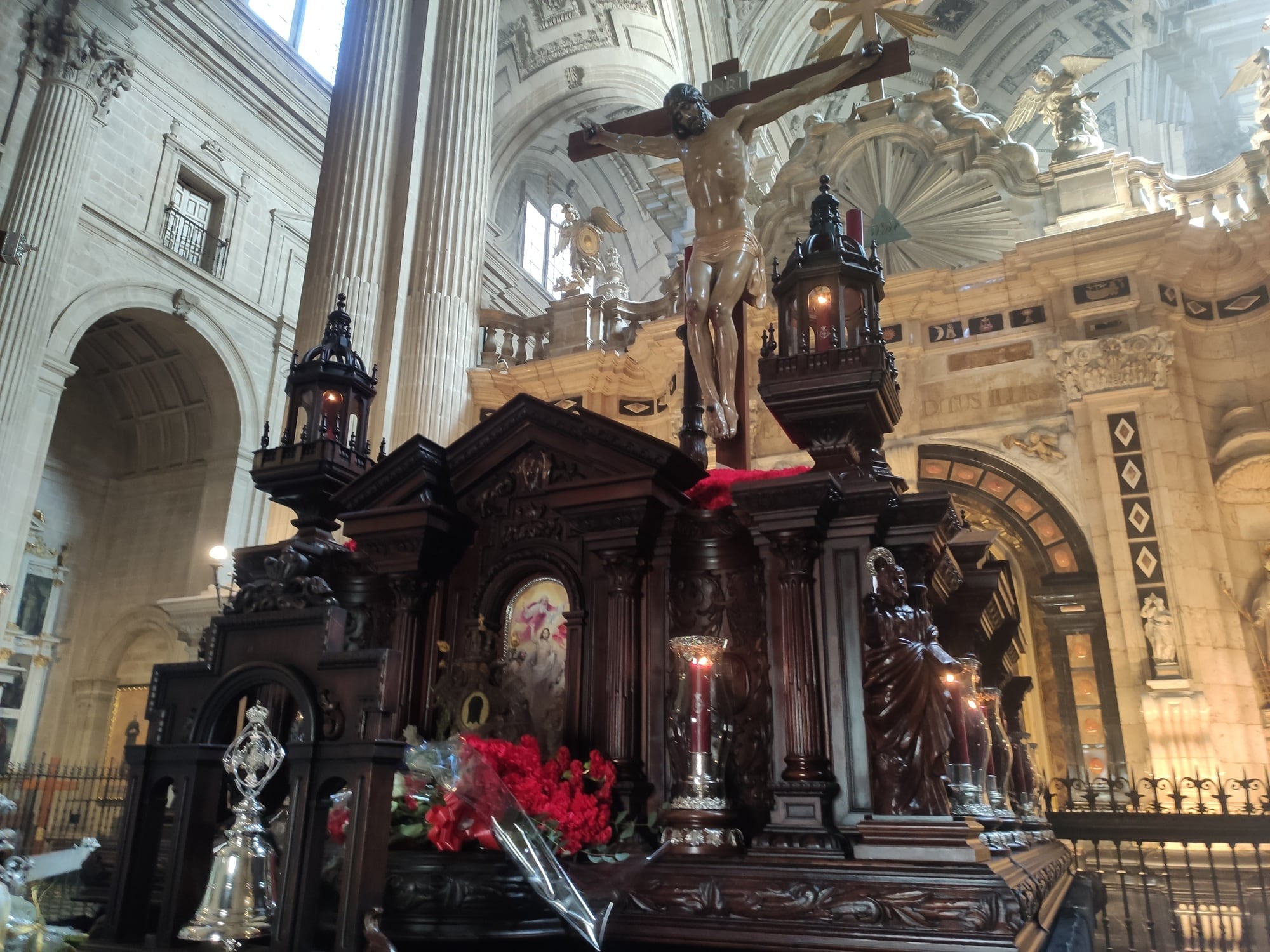 El Cristo de la Buena Muerte de Jaén, en su paso procesional, dentro de las naves de la Catedral.